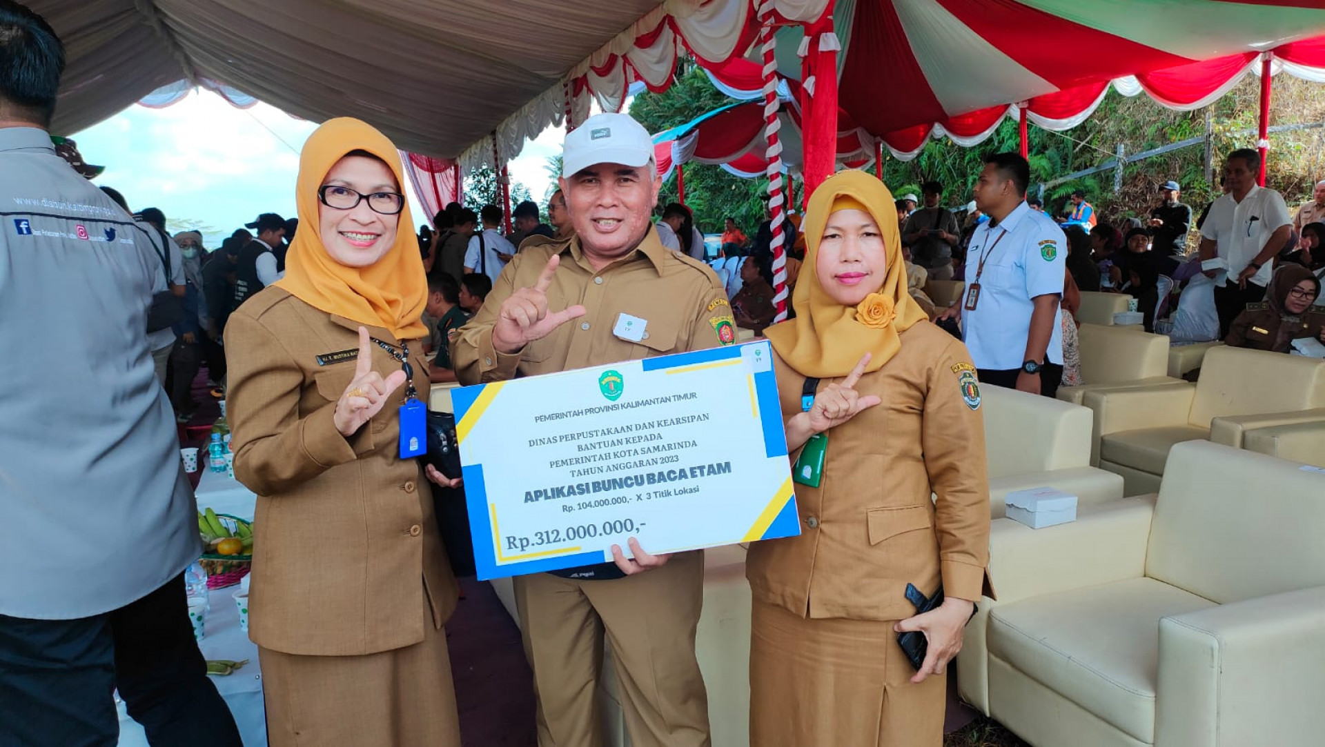 Mencerdaskan Melalui Literasi di Kota Tepian, DPK Kaltim Serahkan Buncu Baca Etam kepada Pemerintah Kota Samarinda