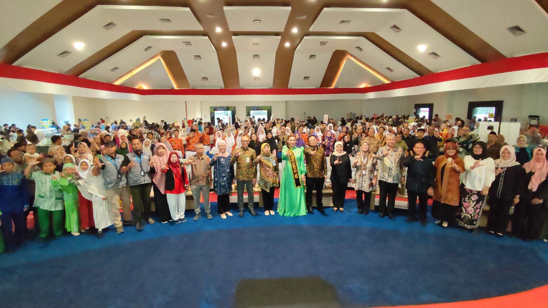 Grand Opening Festival Literasi Kaltim Out of the Boox Resmi Dibuka Gubernur dan Bunda Literasi Kaltim, 800 Lebih Pengunjung Padati Acara