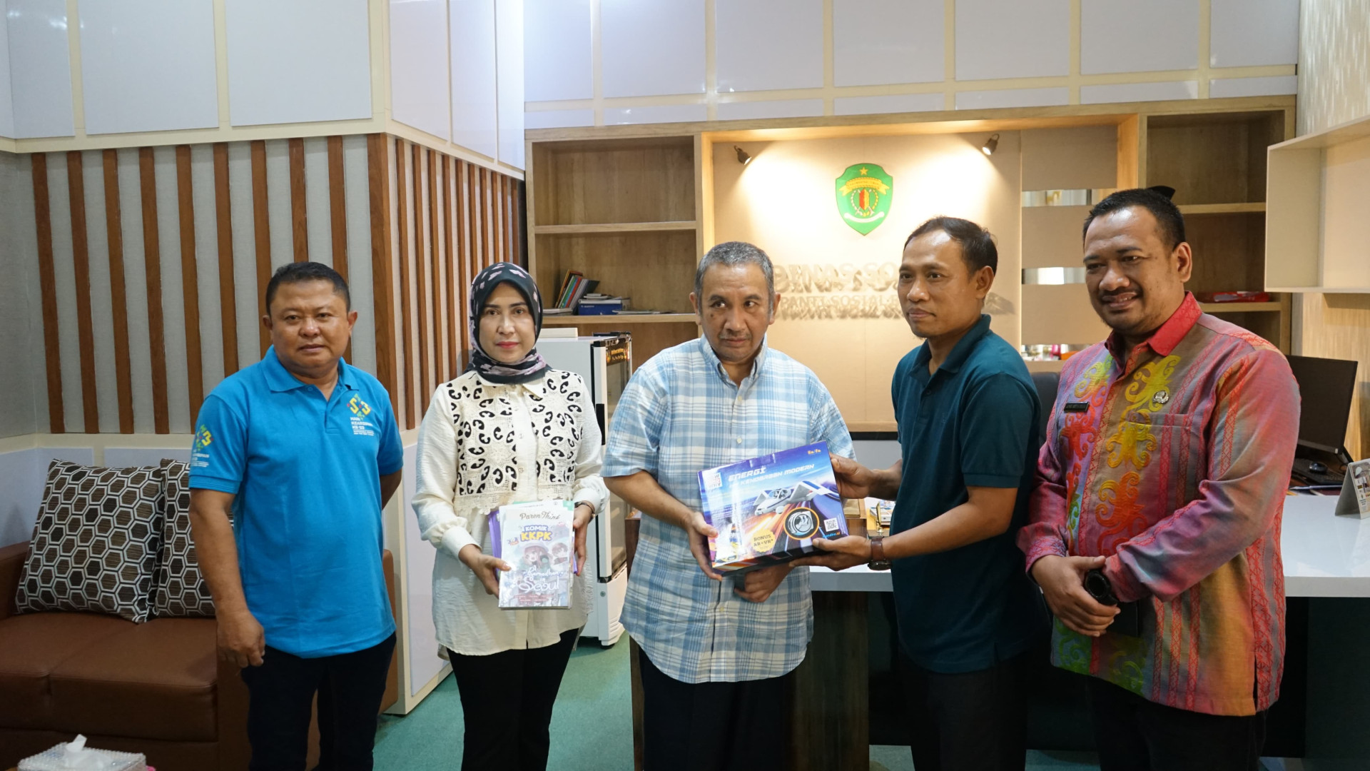 Kejutan Manis untuk Panti Sosial, DPK Kaltim Serahkan Pojok Baca dan Berikan 219 Judul Buku Baru