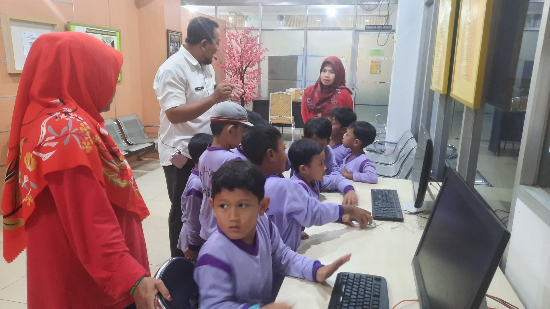 Mengawali Bulan Mei, TK Alifia Mewarnai DPK Kaltim dengan Berkunjung ke Perpustakaan DPK Kaltim