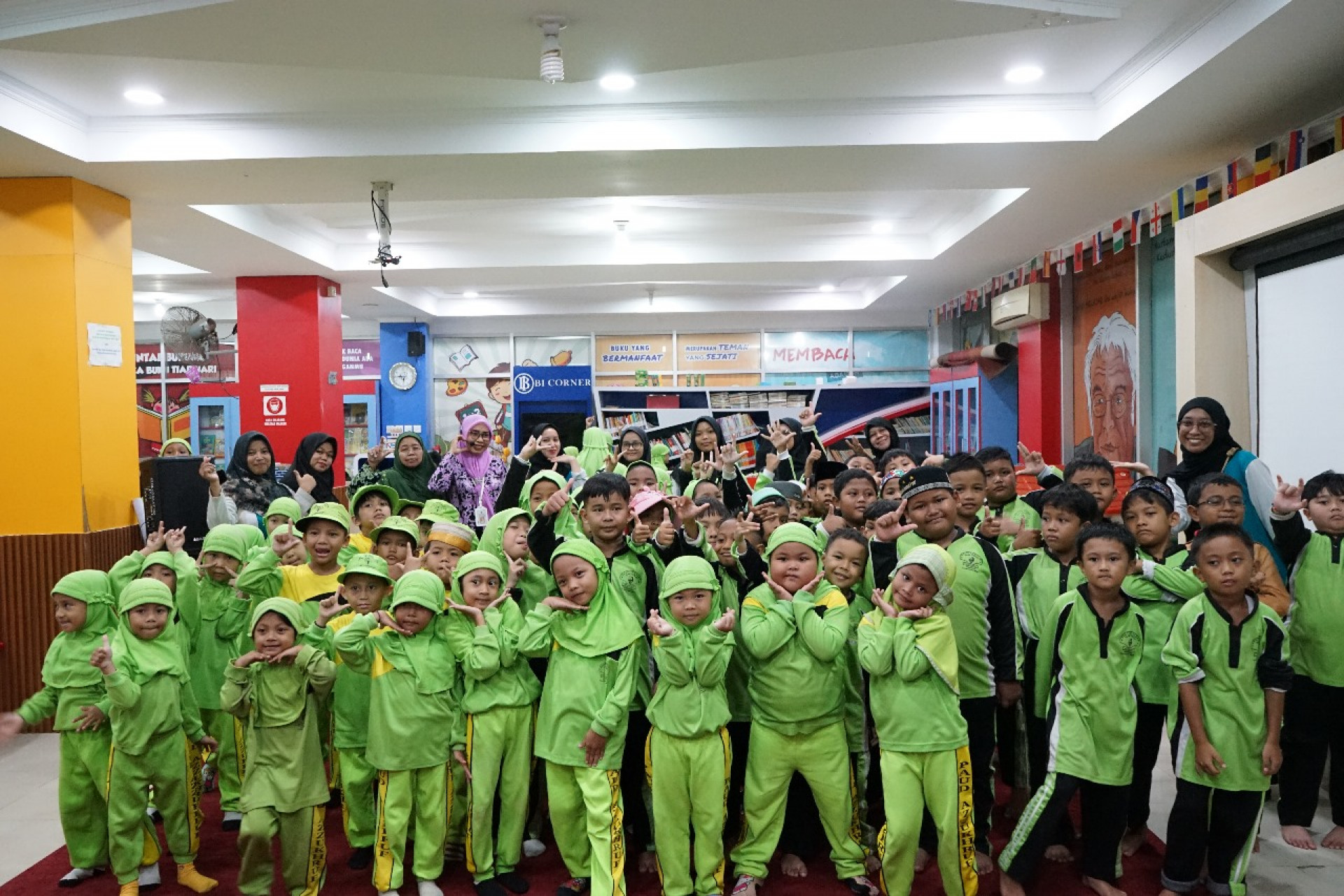 Semarak Hardiknas 2025, 140 Siswa KB dan SD Azzukhruf Kunjungi Perpustakaan DPK Kaltim