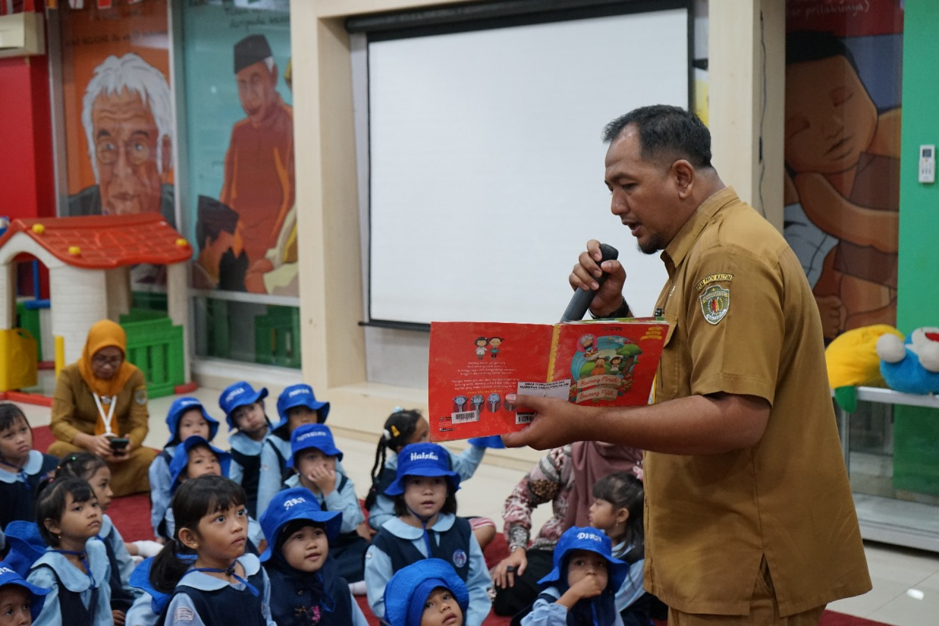 Kunjungan Belajar dan Bermain TK Unggul Samarinda ke Dinas Perpustakaan dan Kearsipan Provinsi Kalimantan Timur