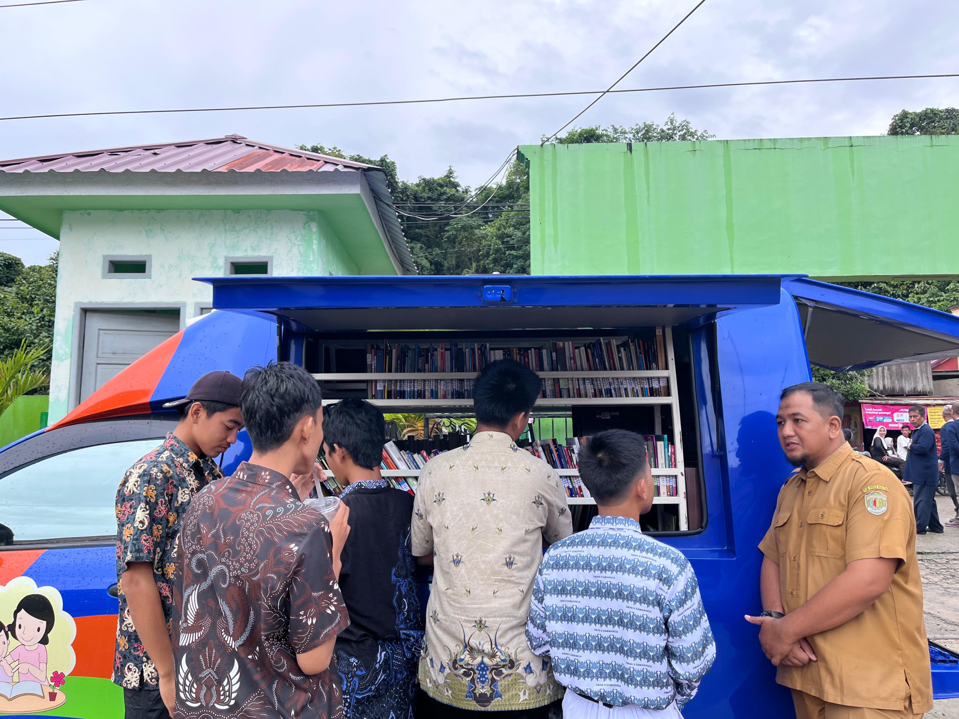 Literasi di Hari Spesial: Perpustakaan Keliling DPK Kaltim Meriahkan HUT SMAN 9 Samarinda ke-31