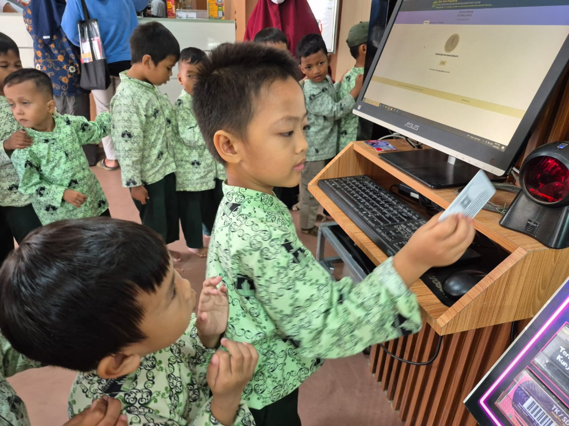 Tanamkan Budaya Literasi Sejak Dini, 45 Siswa TK Islam Quratta A’yun Kunjungi Perpustakaan Provinsi Kaltim