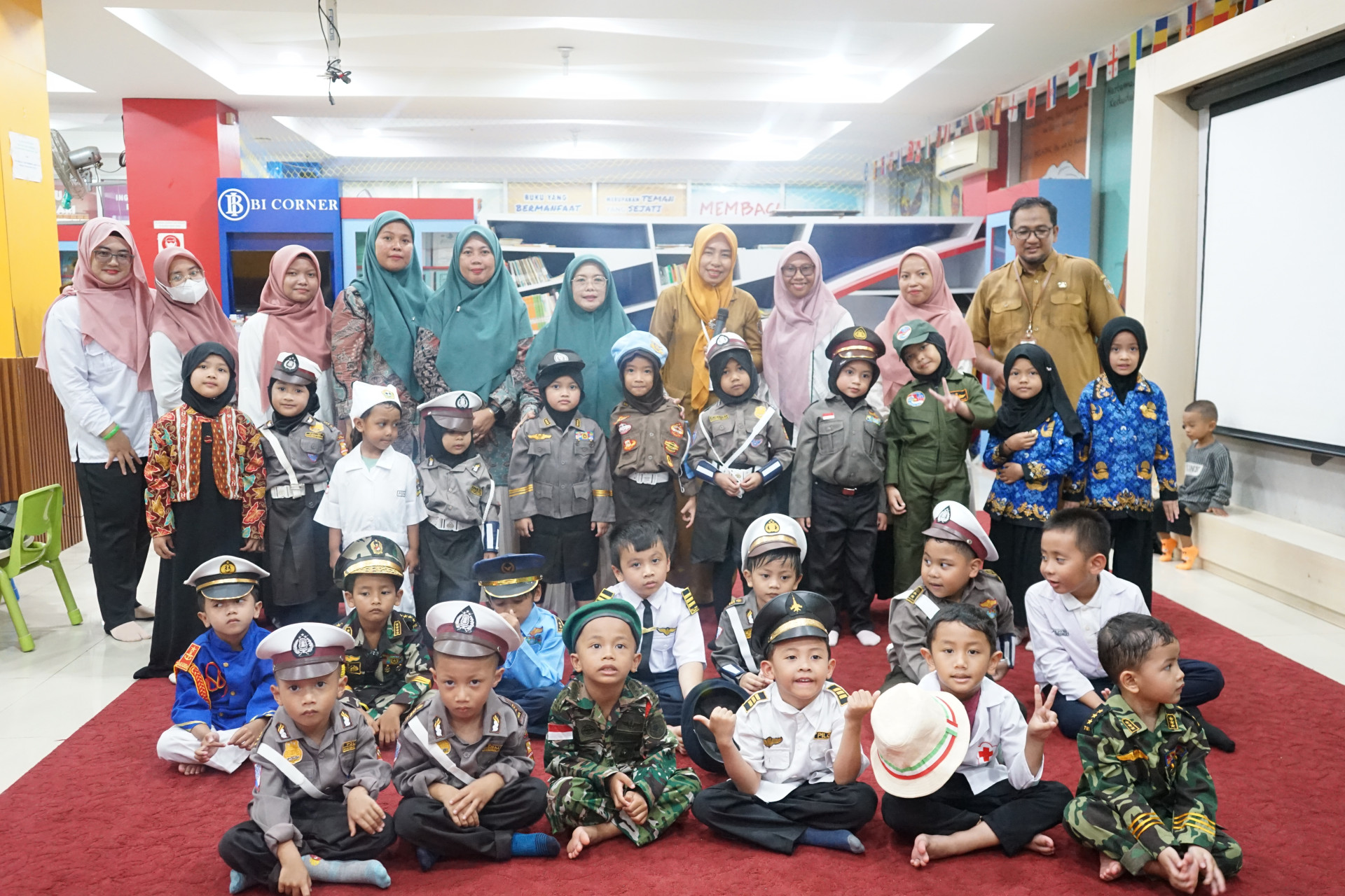 Sehari Jadi Pahlawan Kecil! TK Khalifah Serbu Perpus Kaltim dengan Cosplay Profesi Impian 
