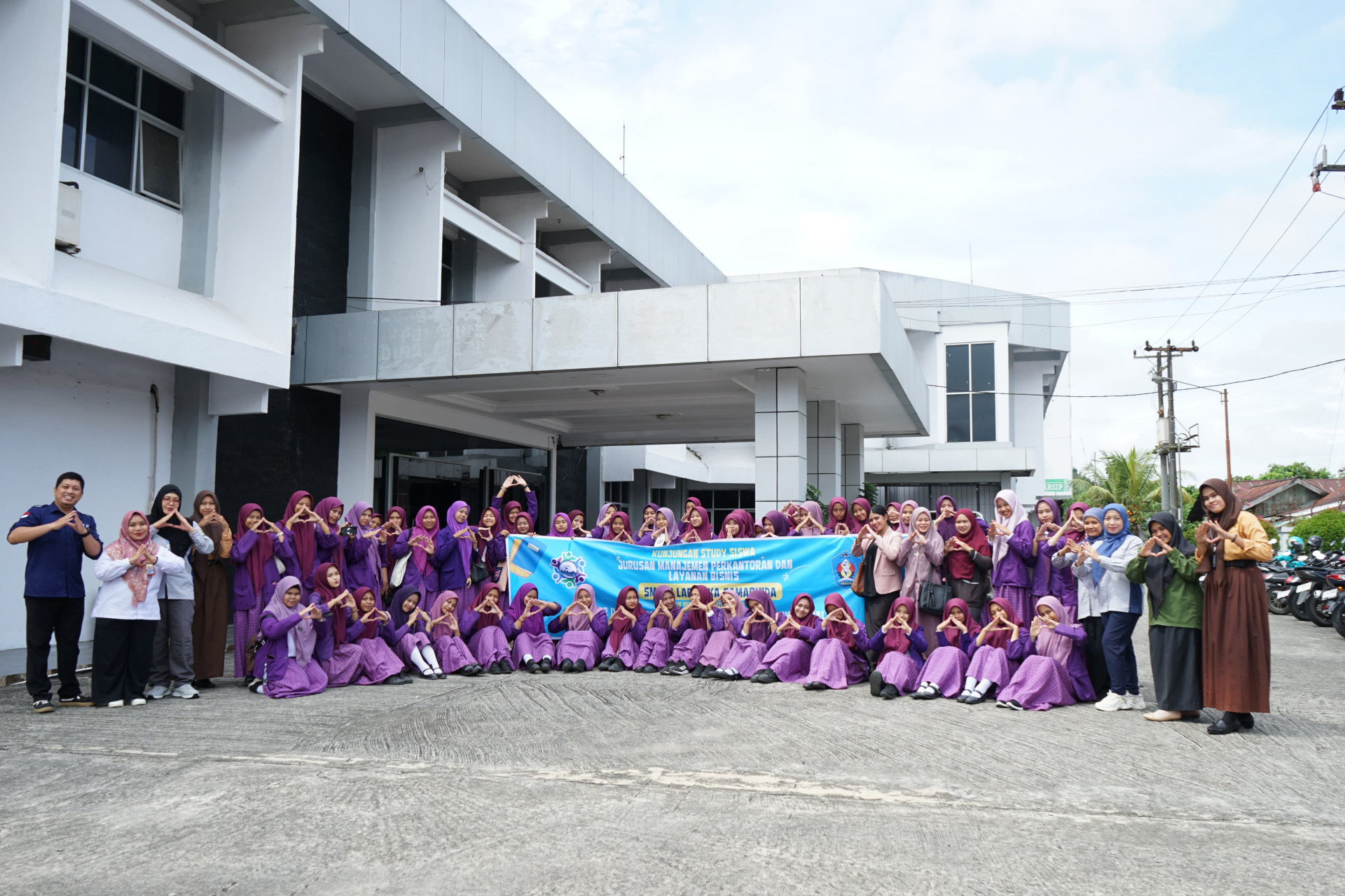 Rombongan Siswa SMK TI Labbaika Belajar Pengelolaan Arsip di Dinas Perpustakaan dan Kearsipan Kaltim untuk Persiapan Sebelum Memasuki Dunia Kerja
