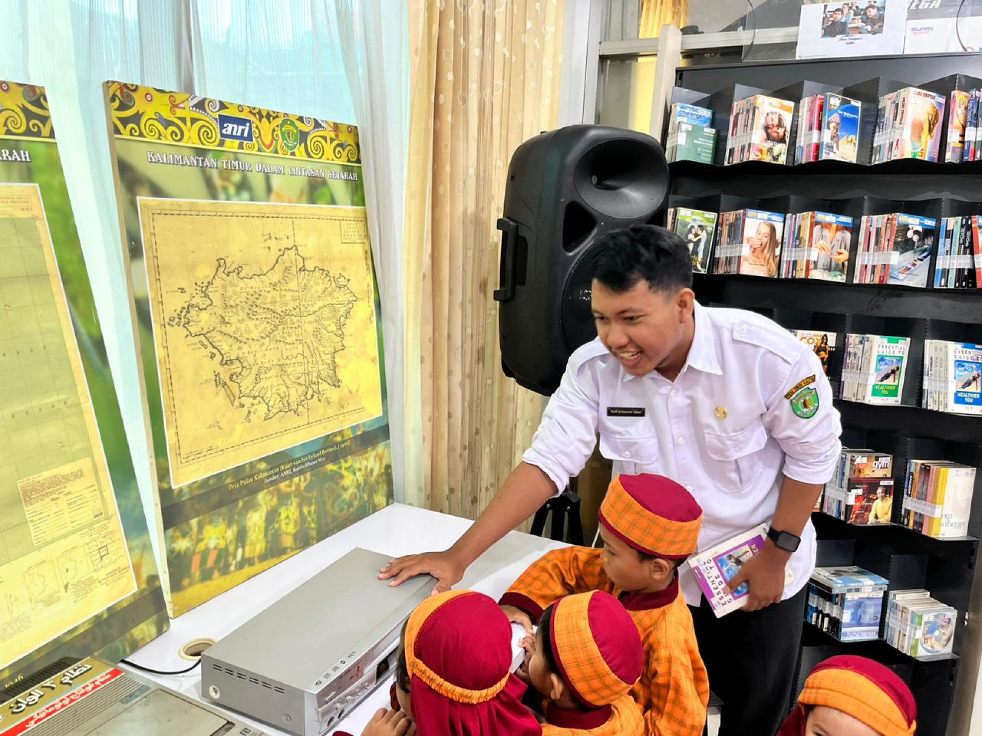 Main, Baca, Jelajah! Kunjungan Edukatif Seru dari KB Al Muhajirin ke Perpus Kaltim