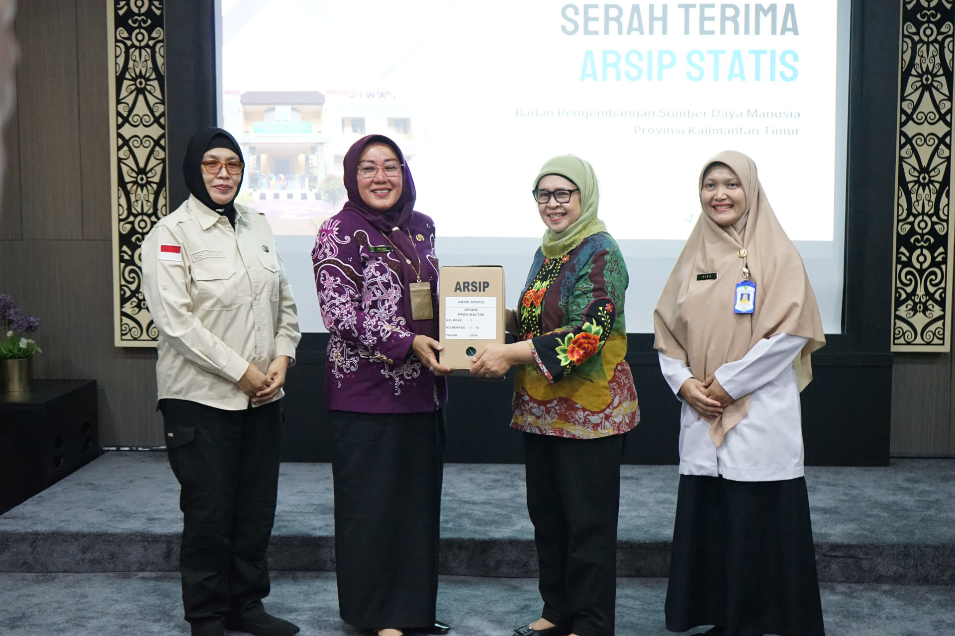 BPSDM Kaltim Serahkan 67 Berkas Arsip Statis ke DPK Kaltim, Wujudkan Memori Kolektif Daerah untuk Generasi Mendatang