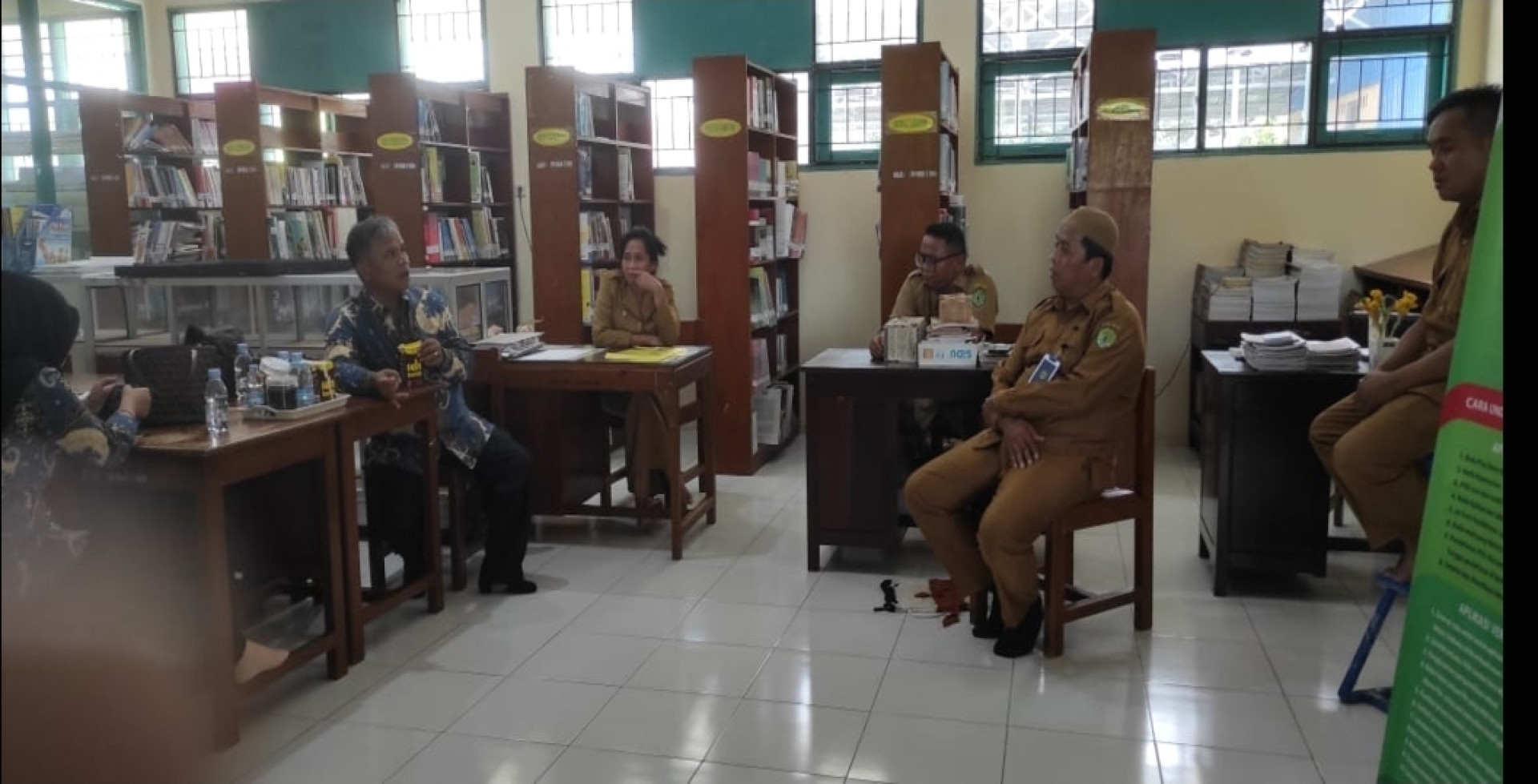 Pembinaan dan Pengembangan Perpustakaan sesuai Standar Nasional(SNP) Di Muara Badak Kab. Muara Badak. Oleh: Djunis Ninik Setyawati. S.Pd.,S.S.I. (Bidang Pengembangan Perpustakaan dan Pembinaan Kegemaran Membaca)