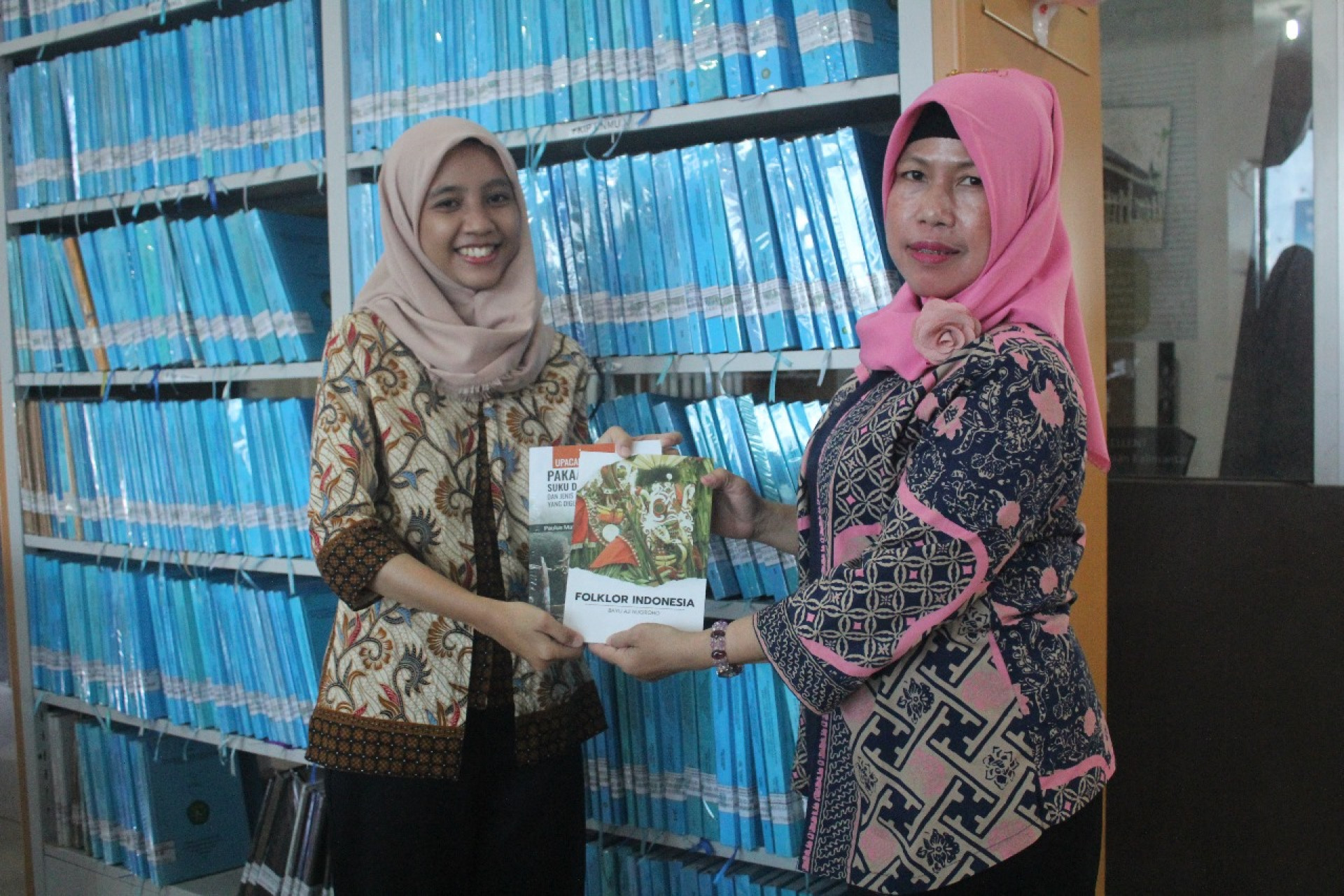 22 Eksemplar Buku Diserahkan Oleh Mulawarman University Press kepada DPK Kaltim