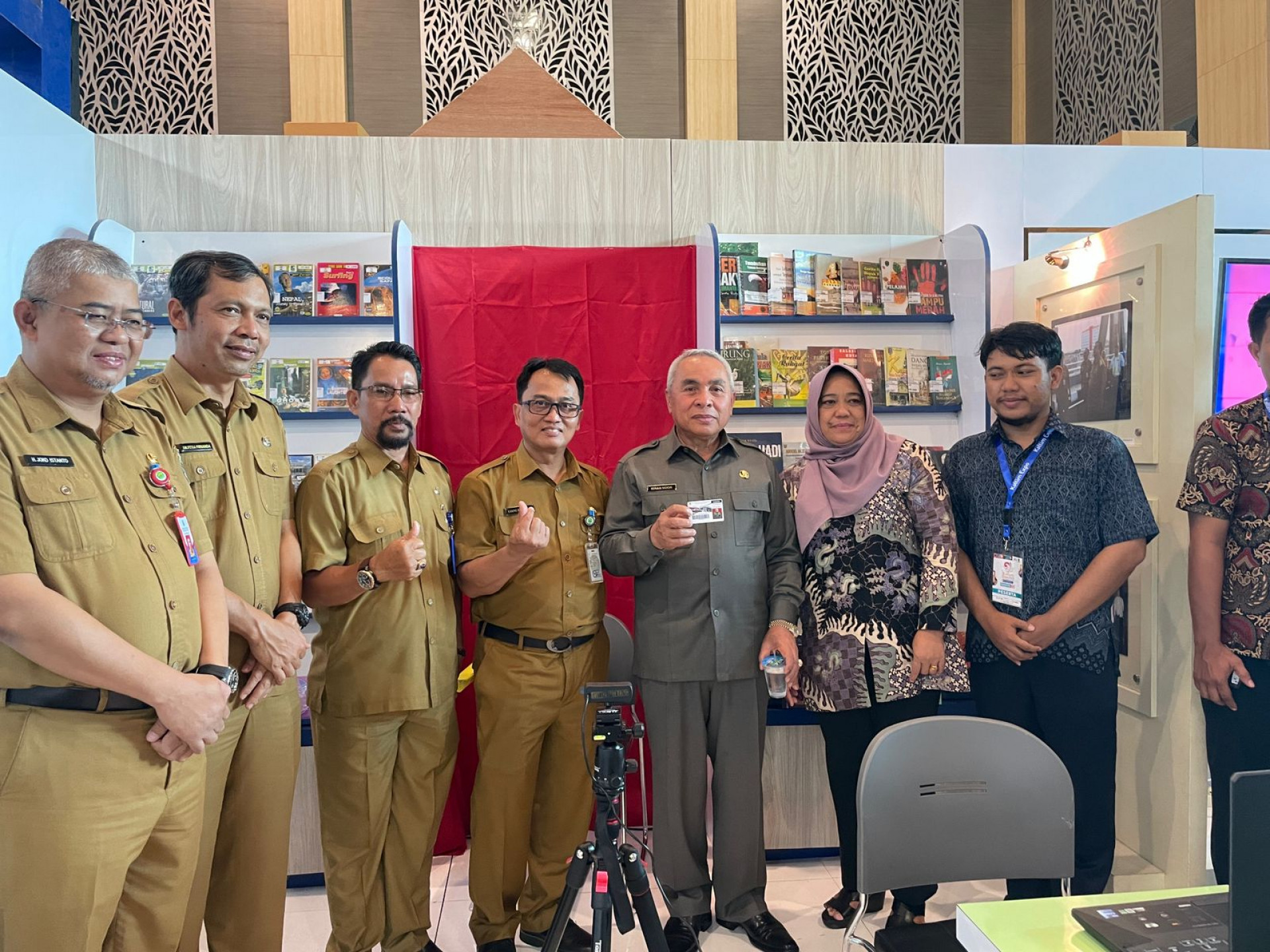 Blusukan ke Stand DPK Kaltim, Gubernur  Provinsi Kalimantan Timur: “Perpustakaan dan Kearsipan Sudah Bagus”