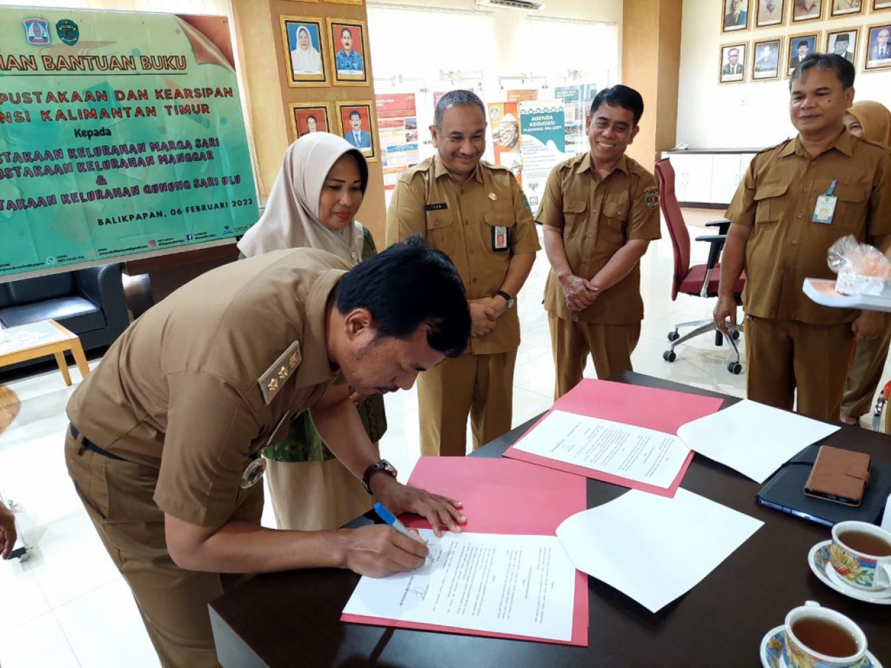 Tingkatkan Minat Baca dan Literasi, DPK Kaltim Serahkan 1.400 Eksemplar Buku ke Tiga Kelurahan Balikpapan