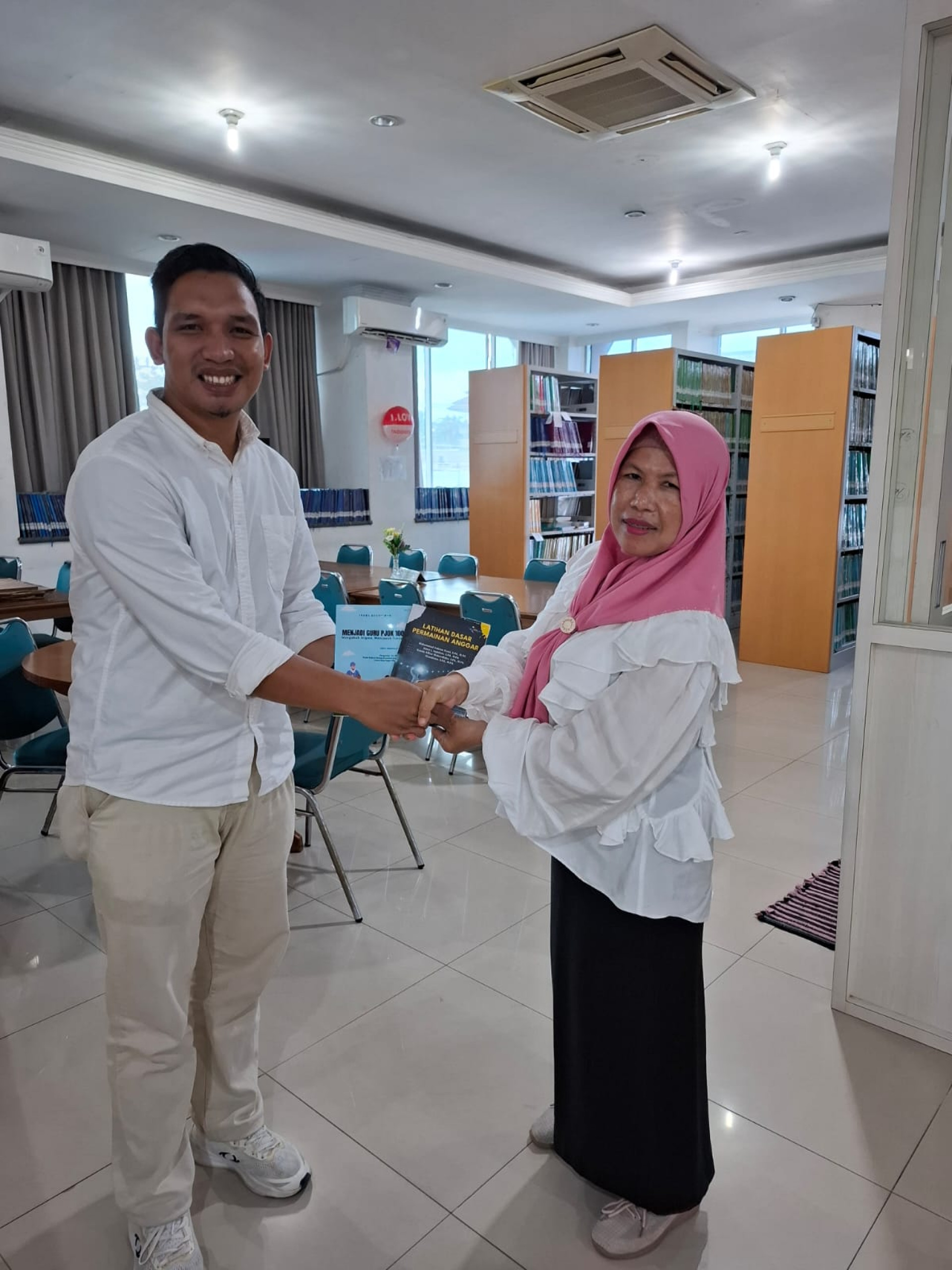 Tiga Tahun Menulis, Dosen Pendidikan Jasmani Olahraga dan Kesehatan Unmul Hibahkan 9 Buku ke Perpustakaan DPK Kaltim