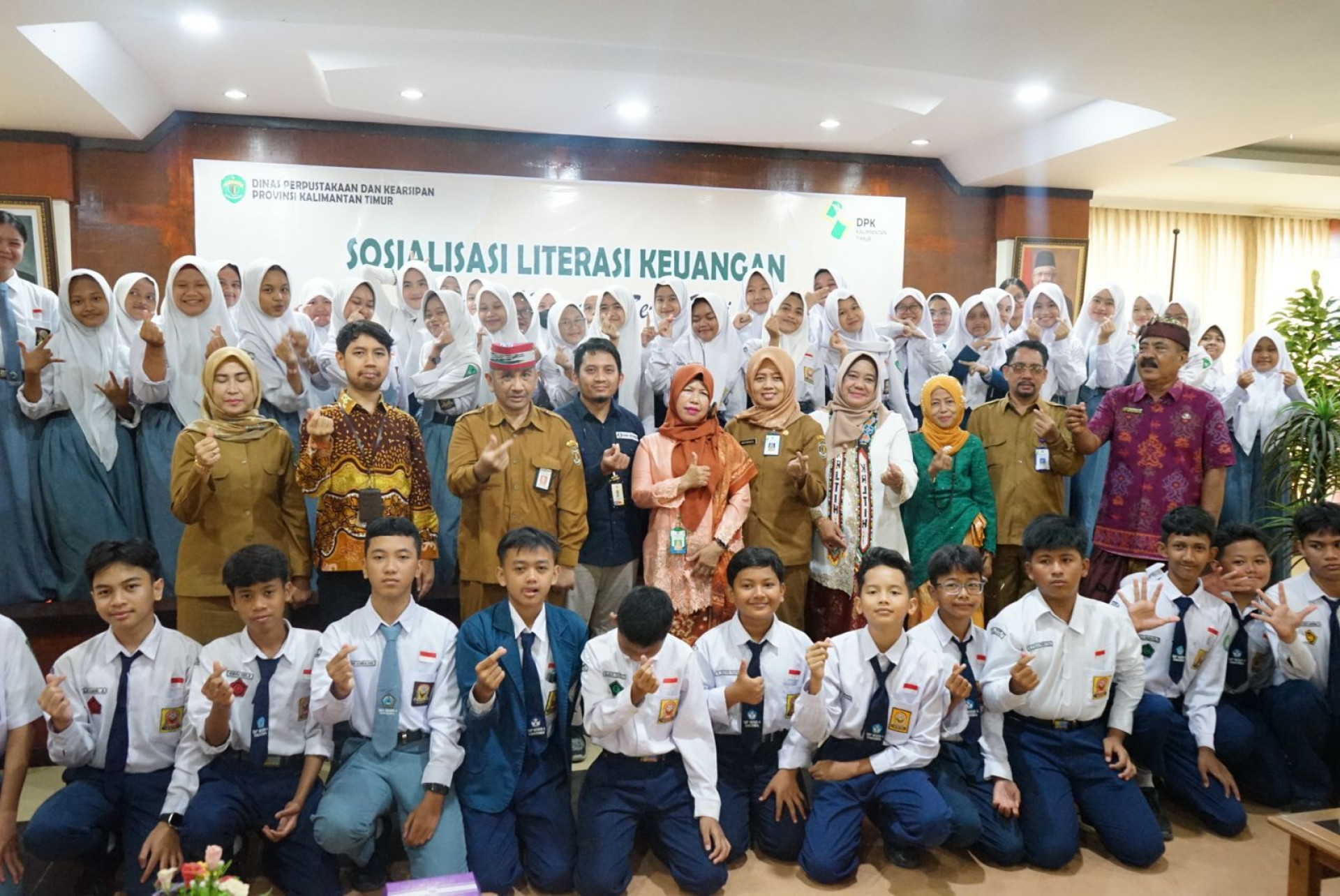 Semarak Bulan Kunjungan Perpustakaan, Pustakawan Kompak Kenakan Pakaian Adat hingga Sosialisasi Literasi Keuangan  bersama Bank Indonesia dan Bankaltimtara