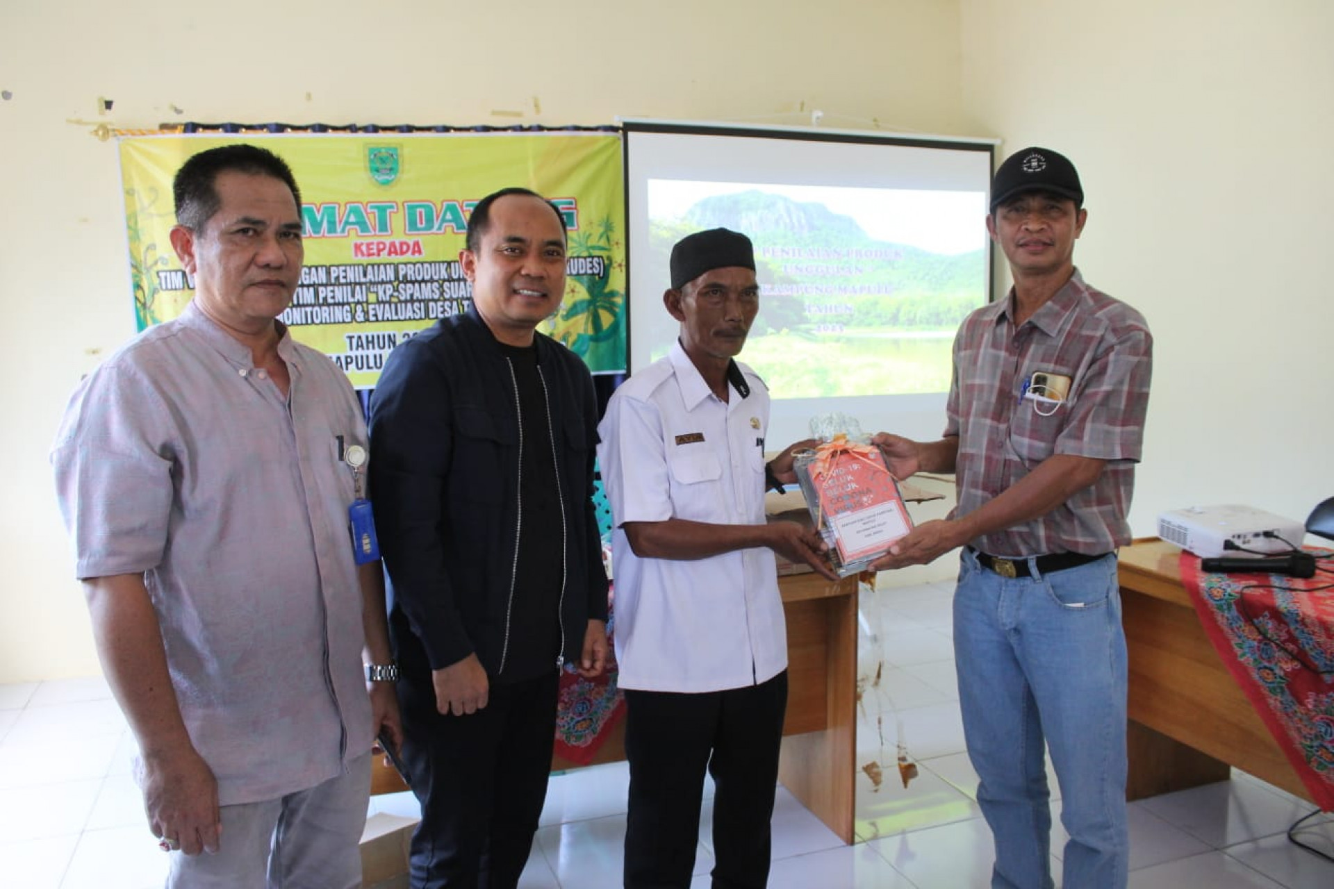 Wujudkan Desa Berkembang dengan Pemberian 80 Judul Buku, DPK Kaltim bersama Pemerintah Provinsi Kaltim Lakukan Monev ke Desa Mapulu, Kabupaten Berau