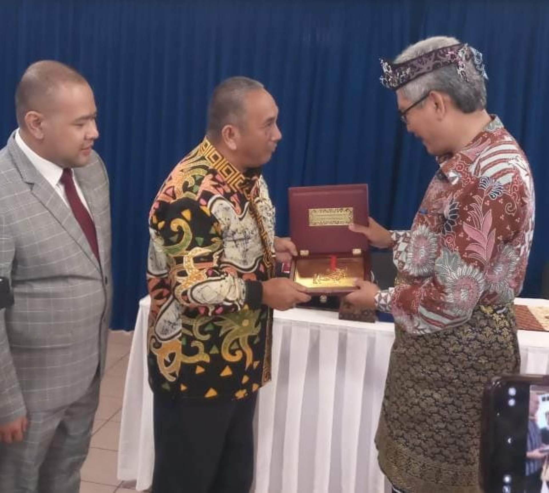 Delegasi DPK Kaltim Serahkan Anjat dan Udeng kepada KBRI Belanda, Freddy Martin:  Betapa Beragamnya Kebudayaan Indonesia