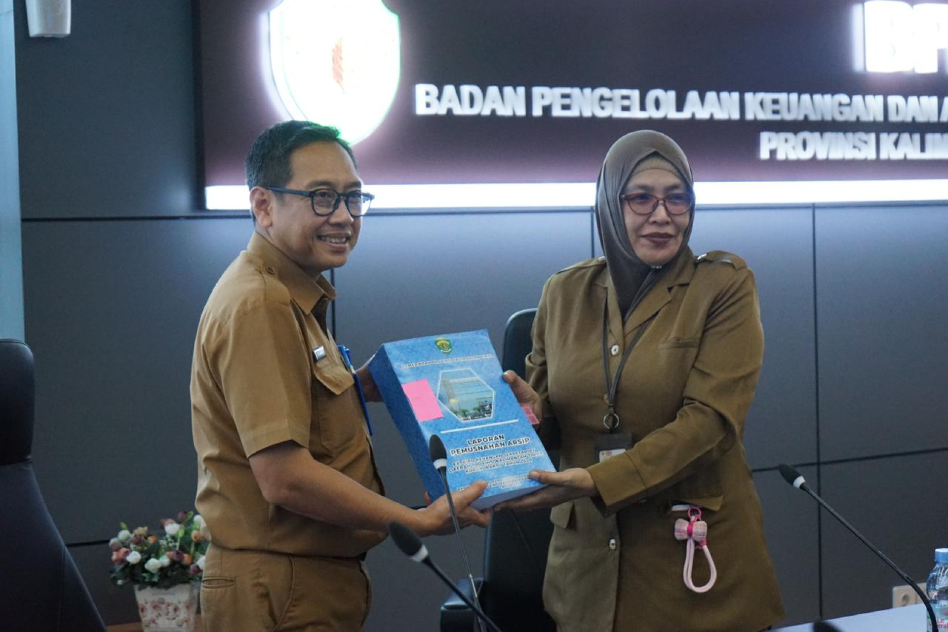 Tertib Arsip Bukan Sekadar Prestasi, BPKAD Kaltim Serahkan Laporan Pemusnahan Arsip ke DPK Kaltim
