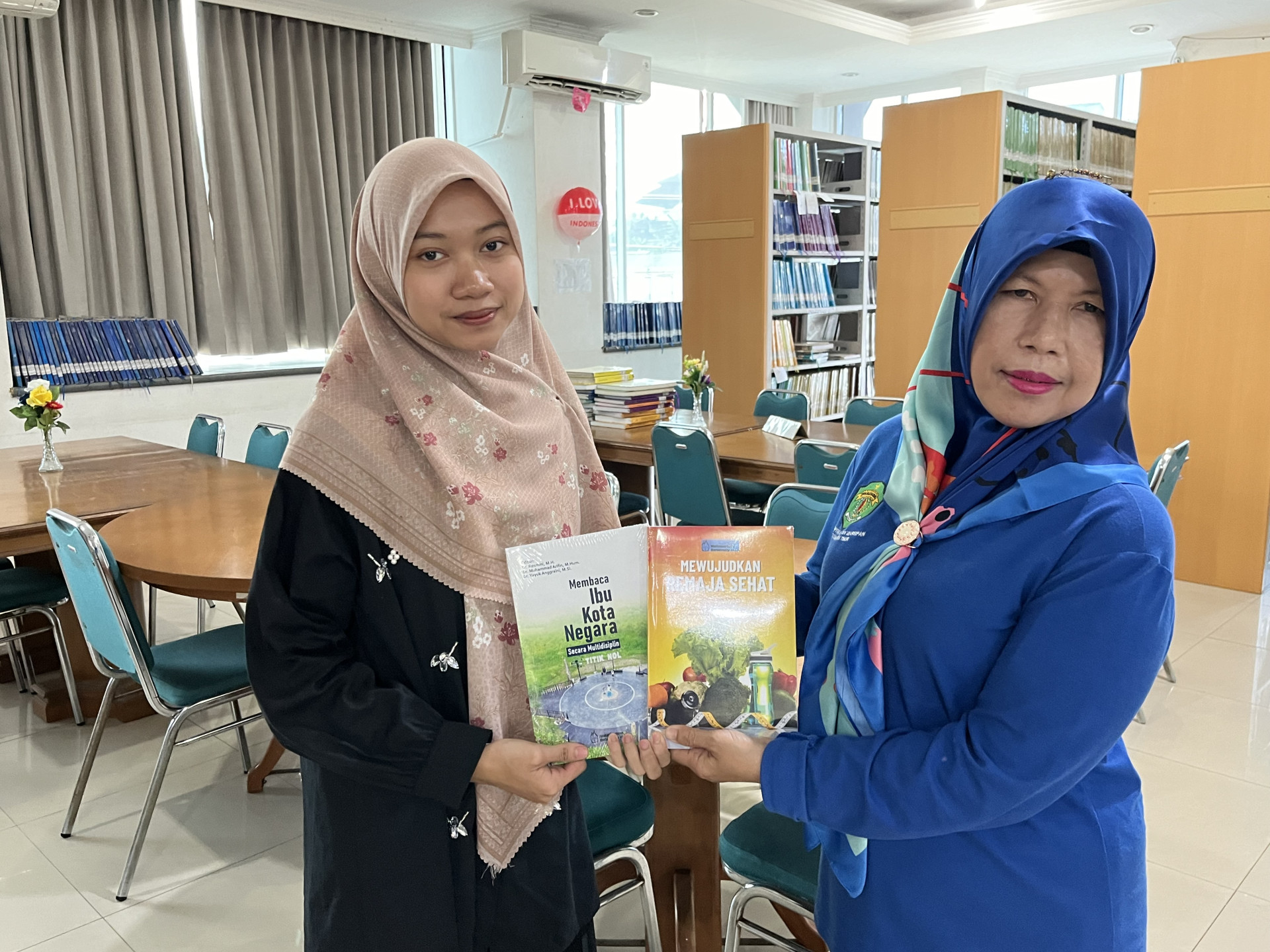Dukung Literasi dan Pelestarian Karya Ilmiah, Mulawarman University Press Hibahkan 16 Judul Buku ke DPK Kaltim