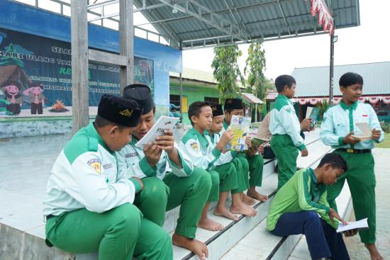 Literasi On The Go! DPK Kaltim “Gowes” Perpustakaan  Keliling ke Dua Pesantren di Tenggarong Seberang