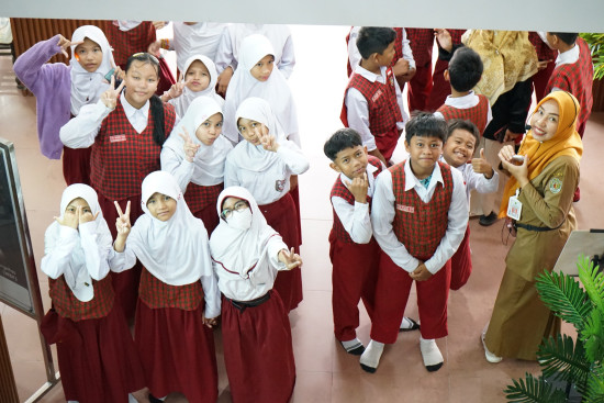 Literasi Itu Seru! 84 Siswa SDN 10 Samarinda Serbu Perpustakaan Kaltim, Jelajahi Ruang Baca hingga Ruang Pengolahan Buku