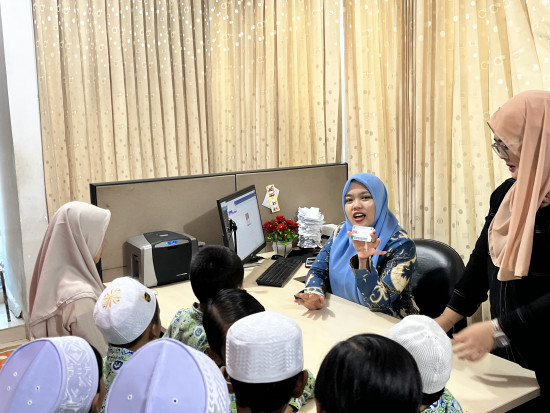 Dari  Menyimak Dongeng dapat Hadiah hingga Bermain Trampolin, Kunjungan Edukatif RA Tarbbiyatunsibyan ke DPK Kaltim Penuh Keceriaan