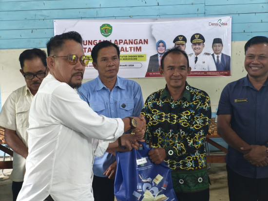 Sinergi Literasi dan Pembangunan Desa, DPK Kaltim Salurkan Bantuan Buku ke Tiga Desa di Kutai Barat