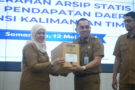 Selamatkan Dokumen Penting Daerah, Bapenda Kaltim Serahkan Ratusan Arsip ke DPK Kaltim