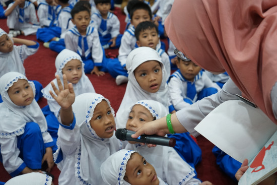Makin Dekat dengan Literasi, TK Negeri 9 Kunjungi Perpustakaan yang Ramah Anak