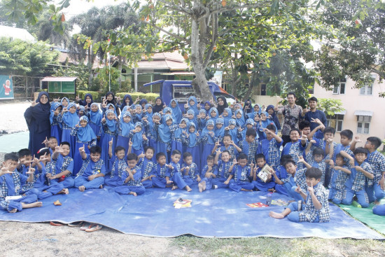 “Piknik” Sambil Membaca, Siswa SDIT Madina Antusias Menyambut Perpustakaan Keliling