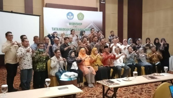 Kadis Perpustakaan dan Kearsipan Prov Kaltim Narasumber di Kegiatan Workshop Tata Naskah Dinas Surat Menyurat UNMUL