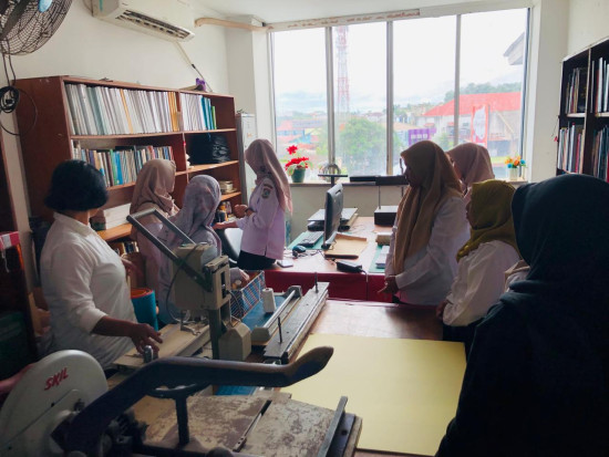 Perpustakaan yang Nyaman Dimulai dari Koleksi yang Rapi: DPK Balikpapan Magang di DPK Kaltim