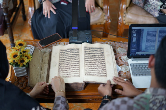 DPK Kaltim “Selamatkan”  Naskah  Kuno Tiga Alquran Berusia 350 Tahun di Kelurahan Masjid Samarinda