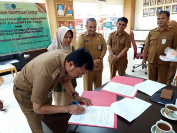 Tingkatkan Minat Baca dan Literasi, DPK Kaltim Serahkan 1.400 Eksemplar Buku ke Tiga Kelurahan Balikpapan