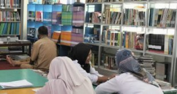 Aplikasi Inlislite Permudah Pustakawan Mengelola Perpustakaan SMPN 22