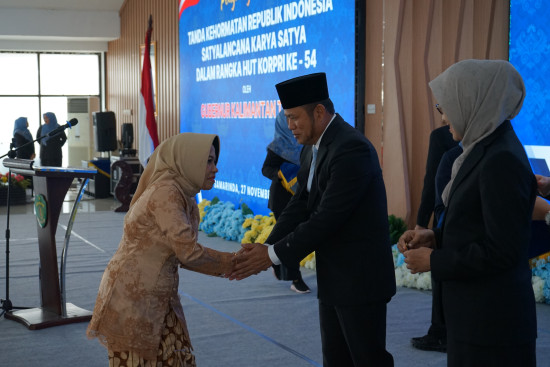 Penganugerahan Satyakarya Lencana HUT Korpri ke-54 Empat ASN DPK Kaltim Terima Penghargaan atas Dedikasi dan Loyalitas