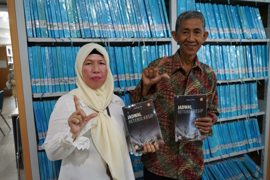 Perkaya Literasi Kearsipan, Arsiparis Unmul Hibahkan Buku Jadwal Retensi Arsip ke DPK Kaltim
